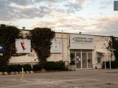 Percorso un centinaio di metri si apre sulla destra un cancello automatico che d� accesso all�area del Trampolino: da una parte si trova l�ingresso del lido...